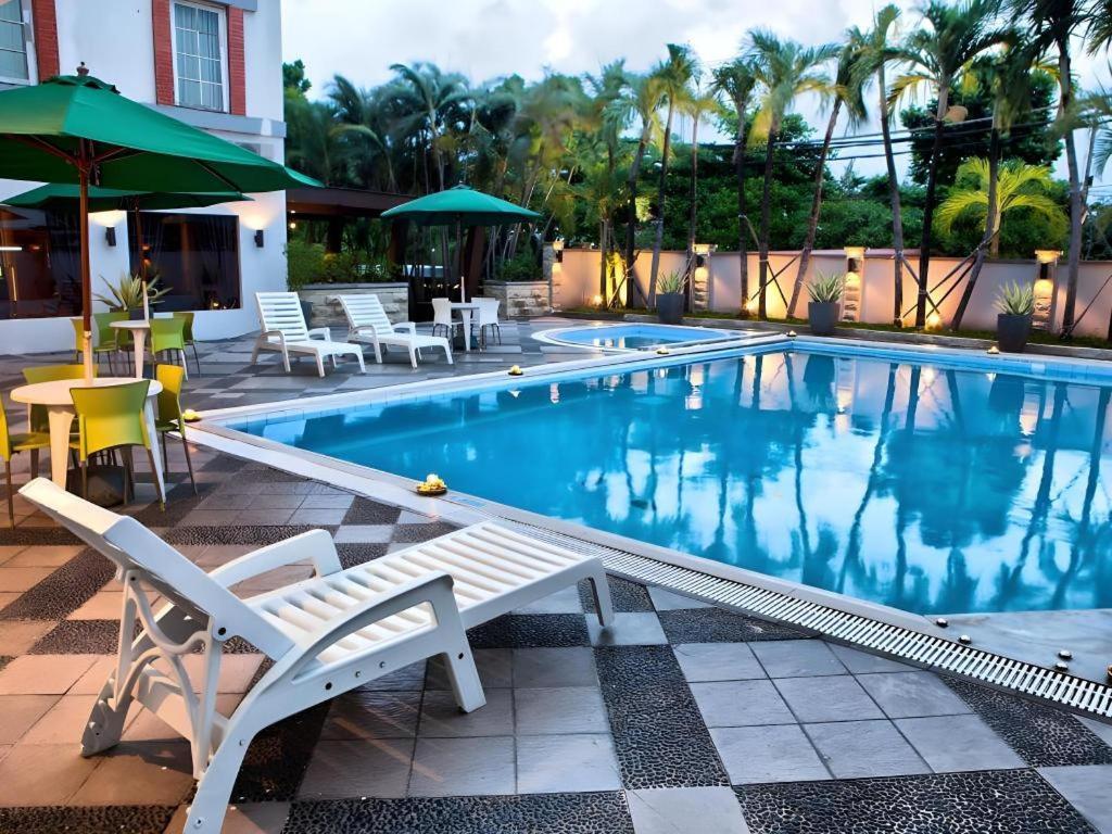 Country Heritage Resort Hotel Surabaya Eksteriør bilde