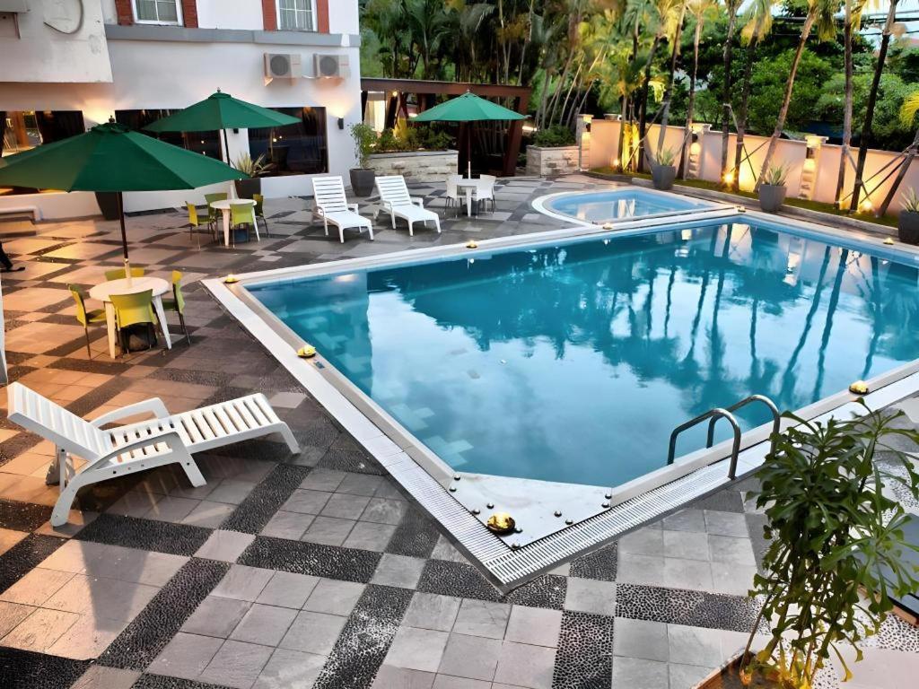 Country Heritage Resort Hotel Surabaya Eksteriør bilde