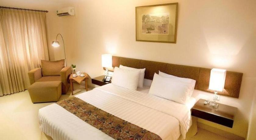 Country Heritage Resort Hotel Surabaya Eksteriør bilde
